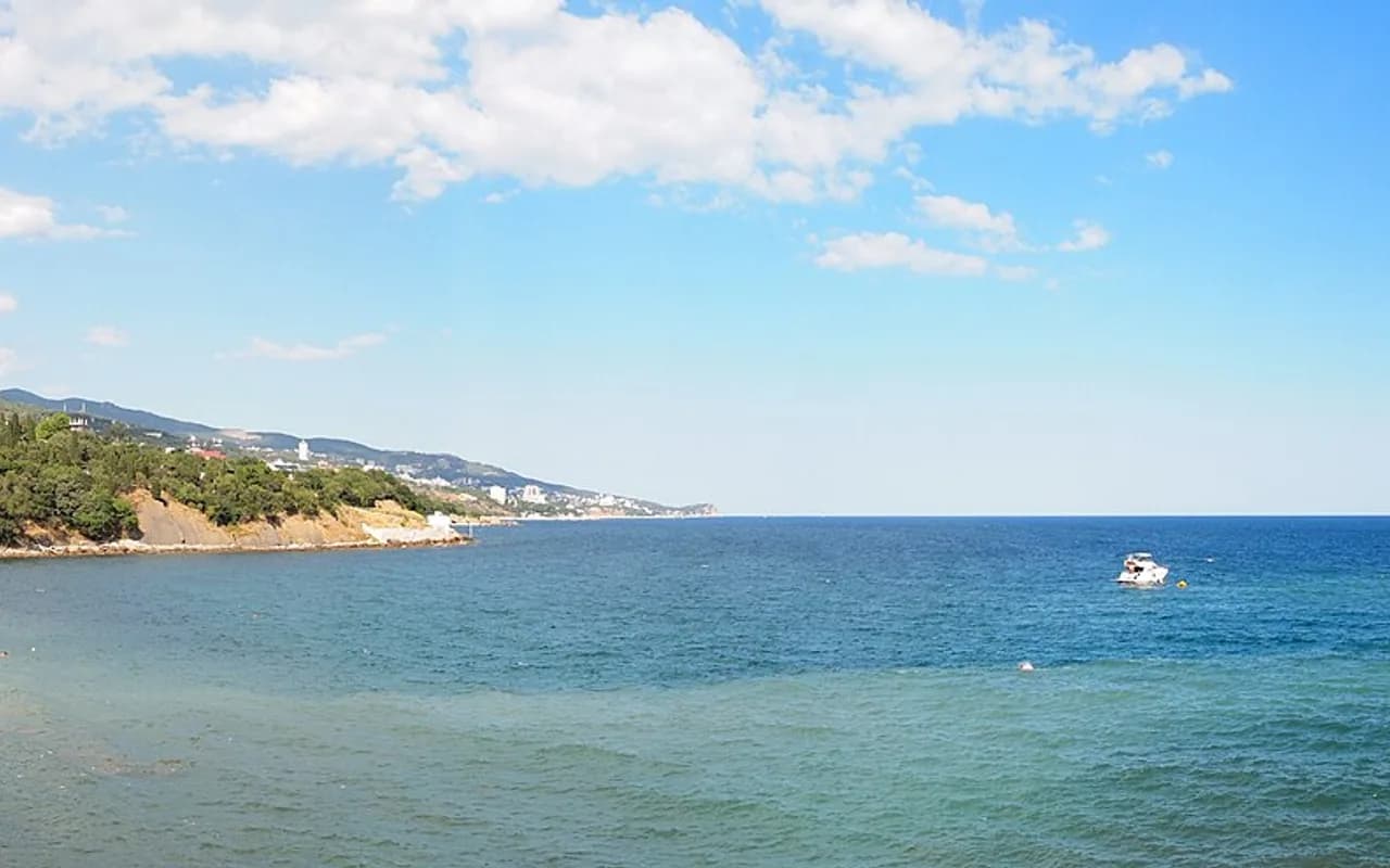 Пляж и Чёрное море в Алупке